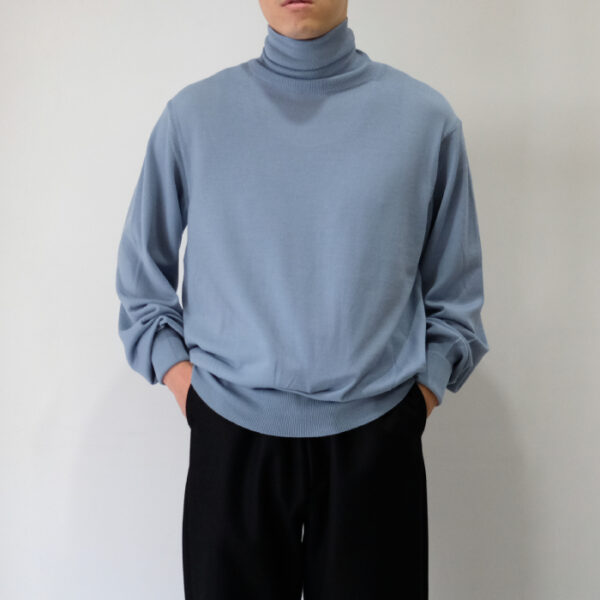 MAATEE&SONS｜3子撚WOOSTED TURTLENECK SWEATER BLUE｜VELISTA online 