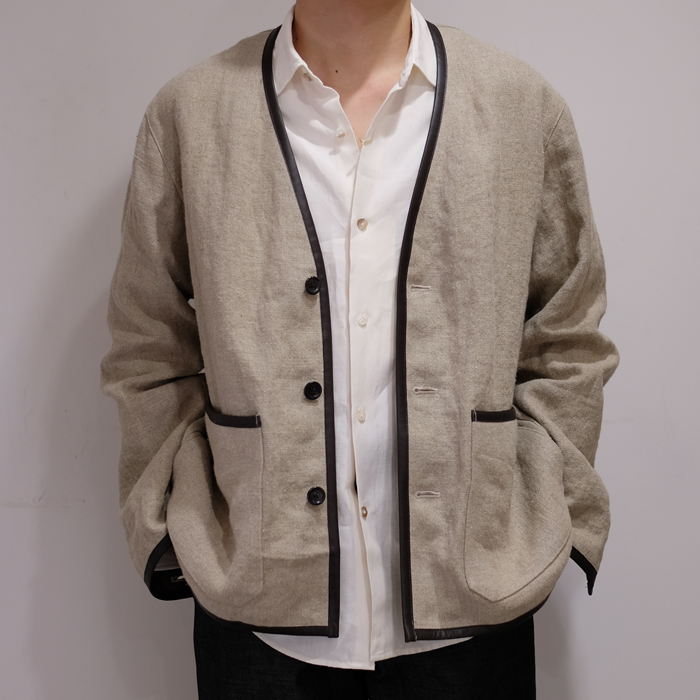 LA FAVOLA｜NO COLLAR PIPING JACKET BEIGE｜VELISTA online store